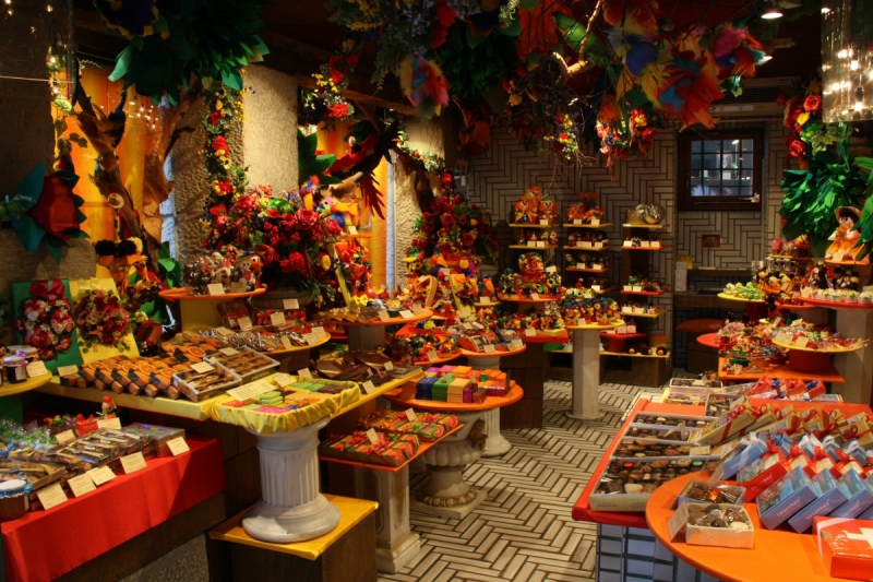 vitrine-GRIMAUD-min_candy_store_chocolate_shop_chocolate_switzerland-393515