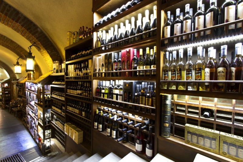 vitrine-GRIMAUD-min_world_street_travel_shop_canon_georgia_wine_bottles-429767